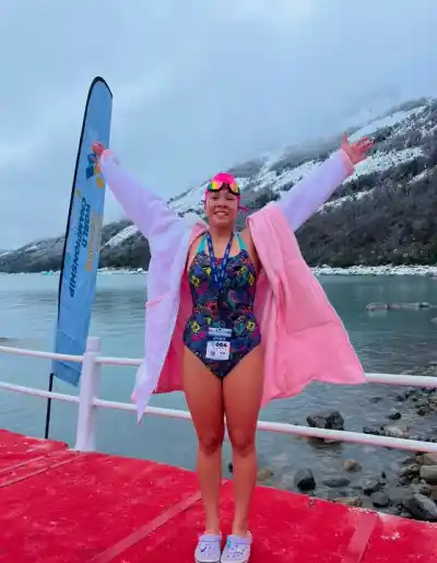 Aguas heladas y oro doble: la nadadora de 15 años que puso a Puerto Madryn en lo más alto del Mundial