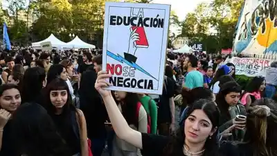 Docentes de la UNR van al paro: la medida que complica las clases y desafía a Milei