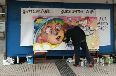 Un mural sobre bastidor sorprendió en Plaza 1° de Mayo: el detalle que pocos vieron