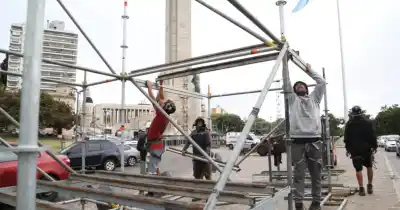La ciudad se prepara: así avanza el montaje del escenario para el gran cierre de Fito Páez