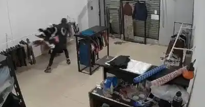 Dos robos en seis meses: un local de ropa deportiva de Los Hornos bajó sus persianas