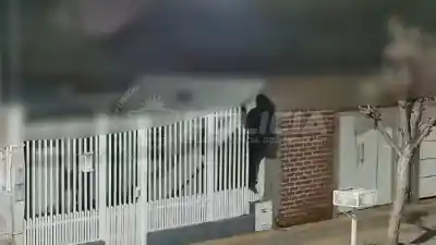 Lo atraparon en plena madrugada: las cámaras captaron el momento exacto en que trepaba una reja