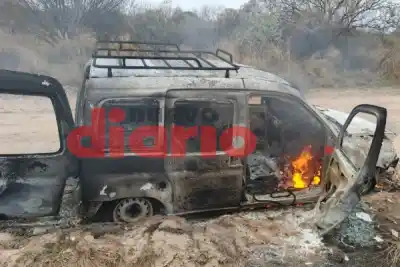 Una camioneta se incendió en plena marcha y quedó reducida a cenizas en Colonia Pinto