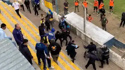 Tensión en el Mario Sebastián Diez: hinchas invadieron la platea, agredieron a un policía y el partido se suspendió 10 minutos