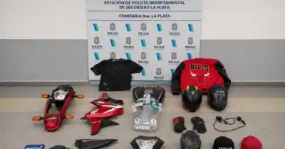 Cayó un punto de acopio de motos robadas en Los Hornos: tres detenidos y un dato que complica a uno