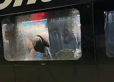 Piedrazos a un colectivo en San Martín: una pasajera terminó herida y la policía busca a los agresores