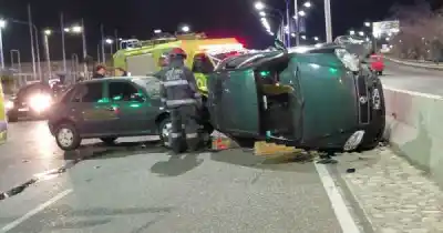 Impactante vuelco en la Costanera: un Fiat Palio terminó de costado tras ser embestido por un Gol