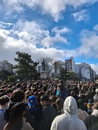 El primer concurso de 'farmear aura' en Mar del Plata terminó en batalla campal