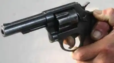 Pidió ayuda a la policía y minutos después lo hallaron muerto de un balazo en la cabeza
