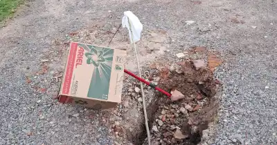 Un agujero en el asfalto tiene en vilo a Villa Elisa: dos autos ya cayeron en la trampa