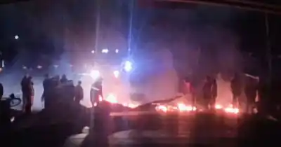 Apagón en La Plata: vecinos de Tolosa prendieron fuego cubiertas en 2 y 520 y cortaron el tránsito