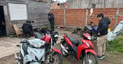 Robos en Los Hornos: comerciantes hartos y un operativo que terminó con 4 motos secuestradas