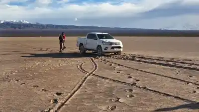 Impactante huella en la Pampa del Leoncito: las fotos que muestran el rastro imborrable de la camioneta atascada