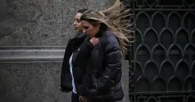 Rosario bajo el frío: lloviznas y ráfagas que sorprenden en pleno agosto