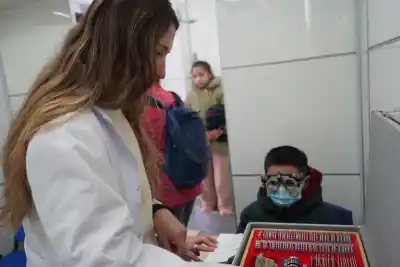 Llegó a Río Cuarto el programa que detecta problemas de visión en niños y entrega anteojos al instante