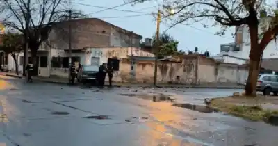 Impactante choque entre un Uber y un remis en Salta: uno terminó contra un paredón