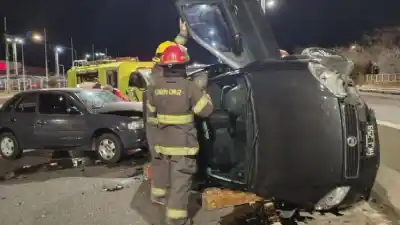 Un auto volcó en Godoy Cruz y dejó cinco heridos: uno con traumatismo de tórax
