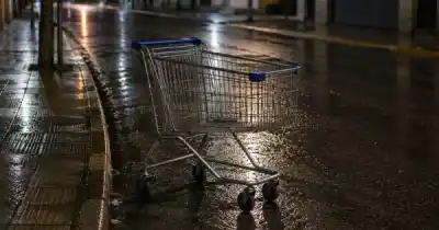 Insólito: un hombre fue demorado tras ser visto con un carro de supermercado en plena vía pública