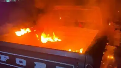 Alarma en el microcentro: una camioneta fue consumida por el fuego en plena vía pública
