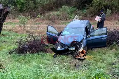 Un Toyota Yaris se despistó en Gobernador Maya y terminó incrustado contra un árbol