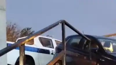 El insólito momento en que un auto quedó colgado de una escalera en plena Ruta 9