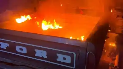Misterioso incendio destruyó por completo una camioneta en plena madrugada
