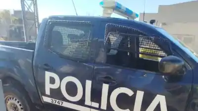 Esperaba a un amigo en su auto y delincuentes armados lo sorprendieron en Maipú