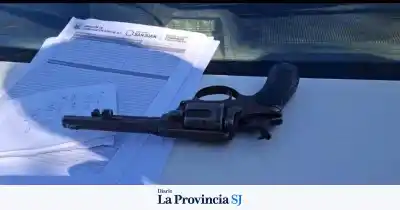 Patrullaba por el Barrio CGT y lo que hallaron entre sus prendas lo dejó esposado