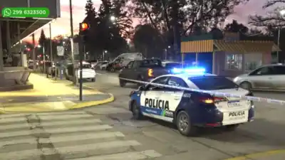 Misterio en pleno centro: un hombre murió en Avenida Argentina y el tránsito está desviado