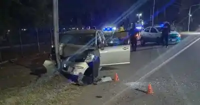 Manejaba alcoholizado y terminó incrustado contra un poste frente a la UNCuyo