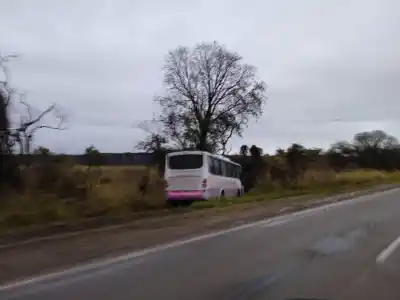 Susto en la ruta 34: un colectivo perdió el control tras reventar una cubierta