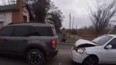 Impactante choque por alcance en el puente carretero: así quedó el auto tras la colisión