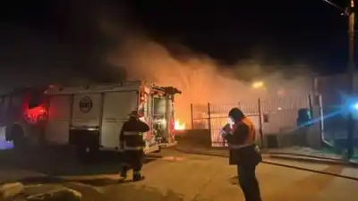 Un descuido con las brasas de un asado casi termina en tragedia: el auto terminó en llamas