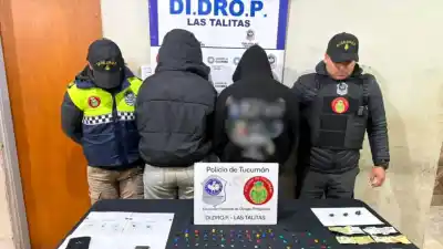 Manipulaban droga en plena calle y la Policía los sorprendió: el hallazgo que complica a la pareja