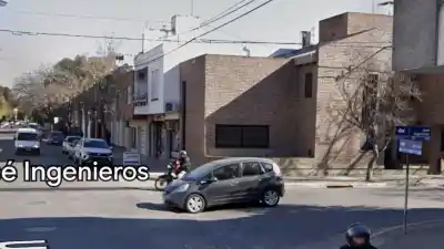 Una motociclista terminó con heridas en el rostro tras un violento vuelco en pleno centro