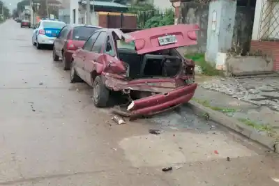 Chocó un auto estacionado en Nogoyá y escapó: las cámaras lo delataron