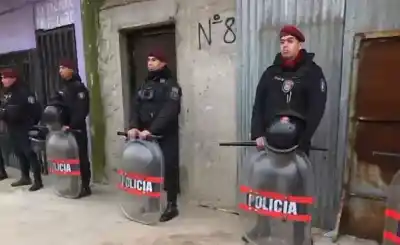 Demolición en Lanús: la casa que escondía un búnker narco y un crimen