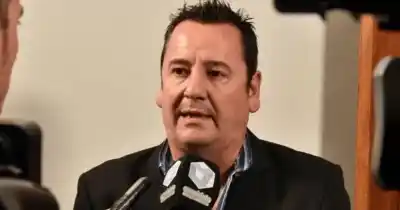 El insólito fallo que obliga a una comuna a adoquinar 3 cuadras por el patio de un vecino