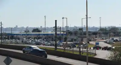 El puente colapsa: compradores argentinos desbordan Encarnación y las demoras encienden la alerta
