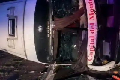 Tragedia en Corrientes: murió otra pasajera del colectivo volcado en Alvear