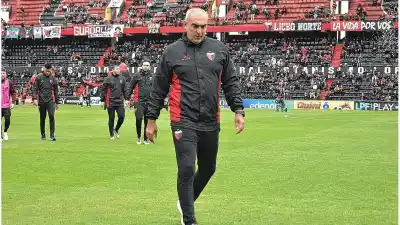 El 3-0 no alcanza: Delfino prepara cambios en Colón para visitar a San Miguel