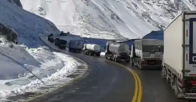 El impresionante avance de los camiones hacia Chile entre paredes de nieve