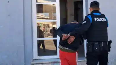 Robó ropa en el centro y lo atraparon cuando intentaba ocultar el botín