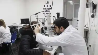 Un hito en la salud pública: colocan por primera vez un implante valvular para tratar el glaucoma