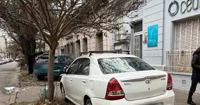 Autos sobre la vereda en La Plata: los frentistas de 63 entre 13 y 14 estallaron