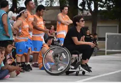 La docente que convirtió una escuelita en un programa con más de 100 deportistas y ahora compite por un premio nacional