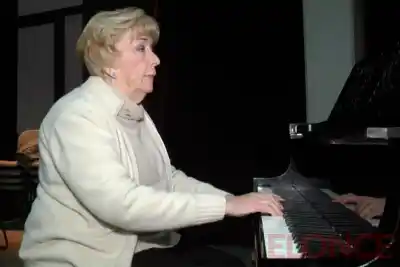El homenaje que reunió a una maestra con sus discípulos en la UCA