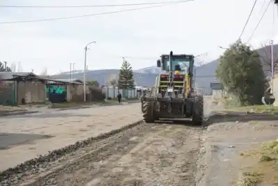 Diez máquinas viales atacan las calles destruidas del Sur: ¿cuánto tardarán en dejarlas operativas?