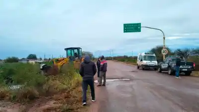 Perdió el control en una curva y cayó a un canal: una mujer resultó herida