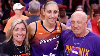 La despedida que nadie quería ver: retiran la camiseta de la mejor basquetbolista de la historia y su mensaje a sus padres argentinos